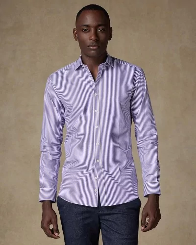Chemise à rayures violettes et blanches